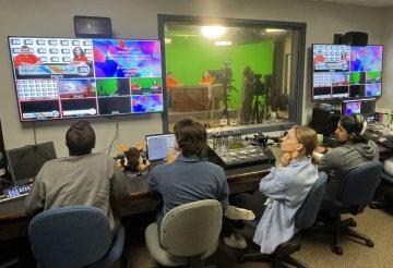学生们在控制室制作电视广播节目.